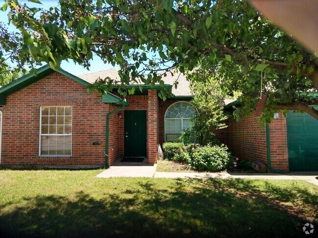 Building Photo - 1605 Concord Dr