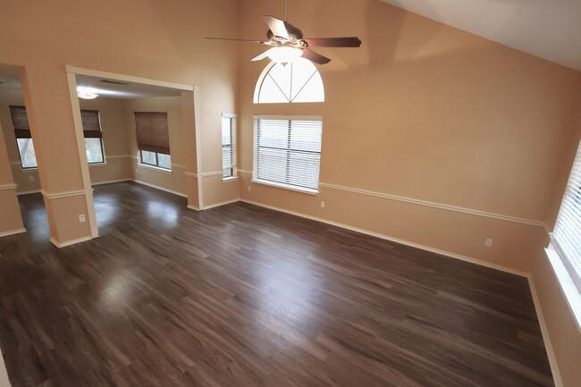 Building Photo - Amazing home, incredible location!