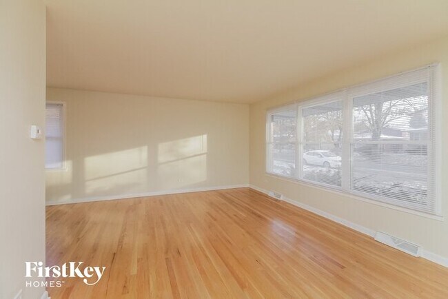 Building Photo - 15114 Oak St