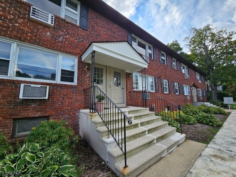 Primary Photo - 200 Harvey St