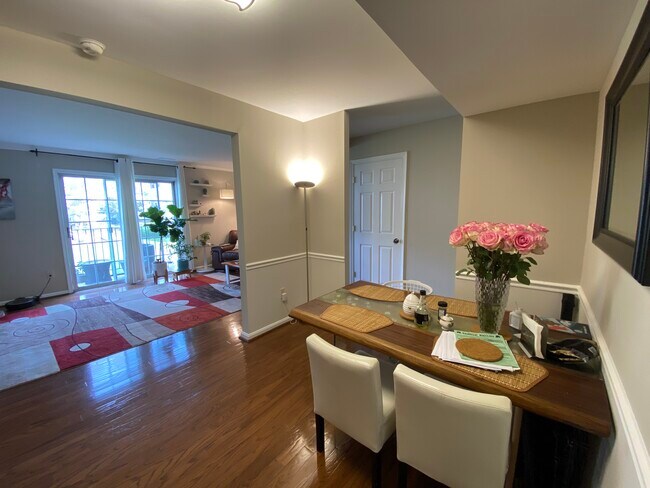 Building Photo - 6337 Pine View Ct