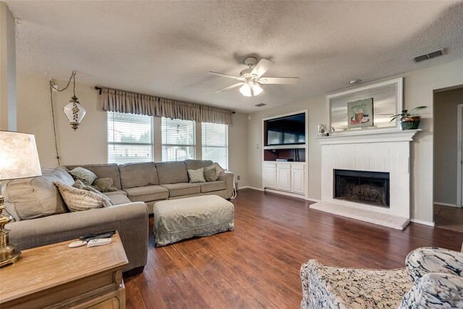Building Photo - 1601 Red Oak Trail