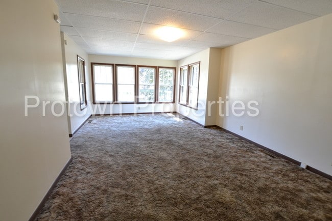 Building Photo - 145 W Oak St