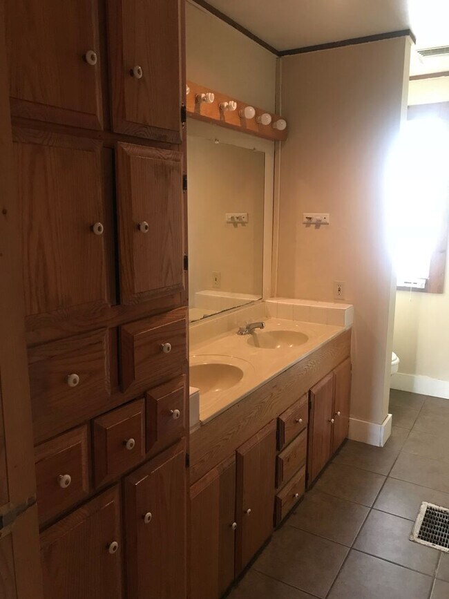 Foto del edificio - 113 N Normal St