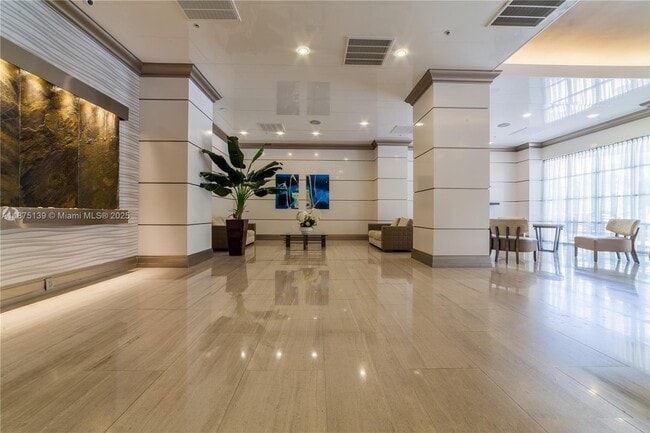 Foto del edificio - 19390 Collins Ave