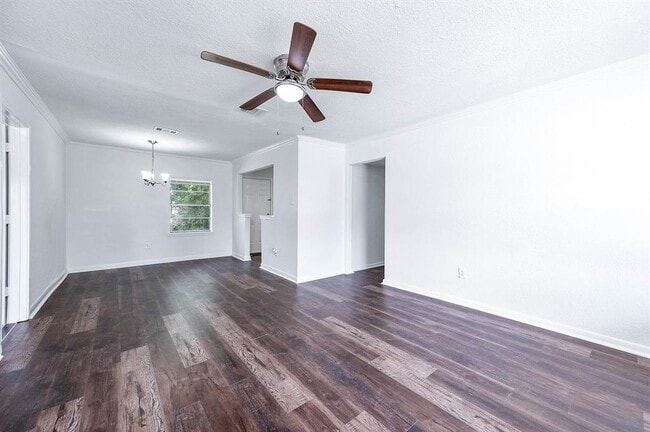 Building Photo - 5711 Lyndhurst Dr