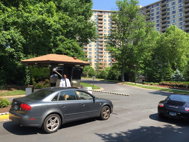 Foto del edificio - 5225 Pooks Hill Rd