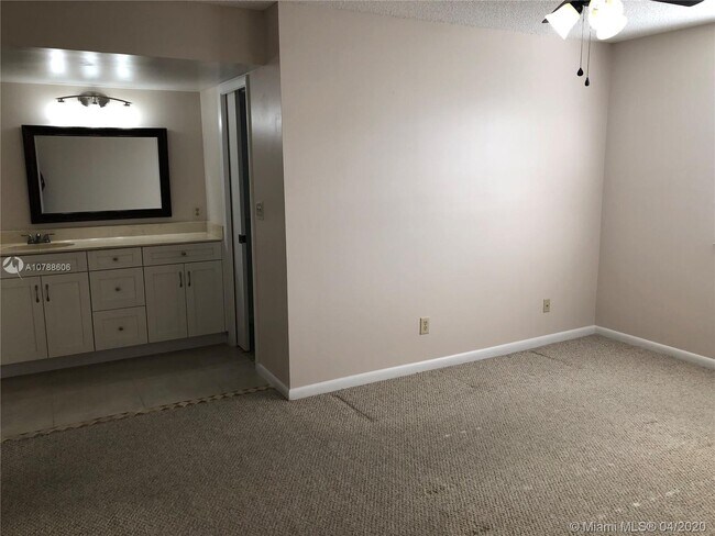 Building Photo - 4940 E Sabal Palm Blvd