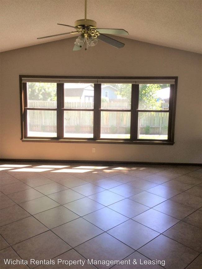 Building Photo - 1112 N Dry Creek Dr
