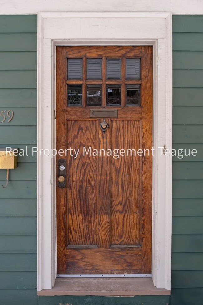 Building Photo - Charming four bedroom