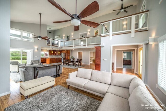 Foto del edificio - Very Spacious by the Ocean 3BR/3BA/2CarGarage in Kaimalino