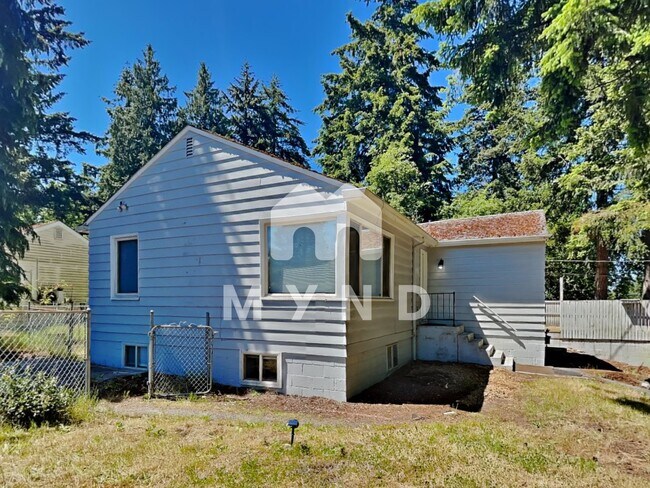 Building Photo - 923 S 128th St