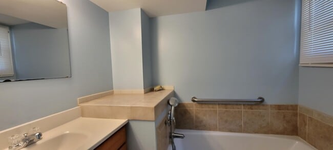 Foto del edificio - 48 Dillingham Rd