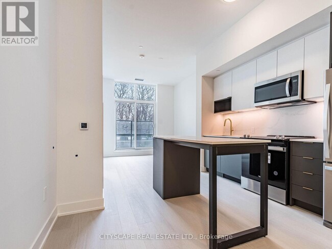 Photo du bâtiment - 204-204 Burnhamthorpe Rd E