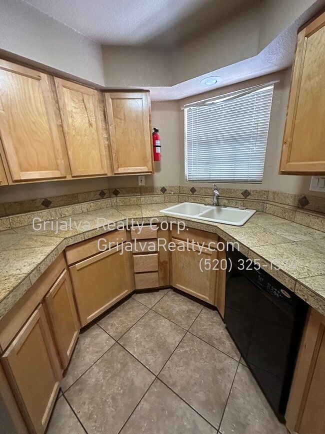 Building Photo - 6430 N Tierra De Las Catalinas