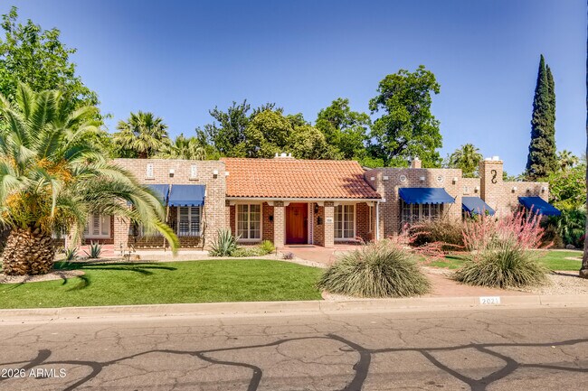 Foto del edificio - 2021 N Alvarado Rd