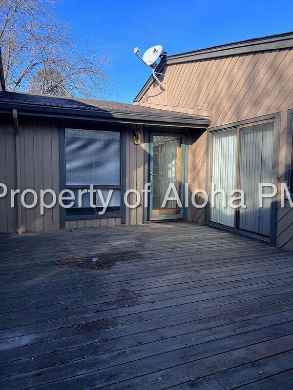 Building Photo - 885 Camelot Dr