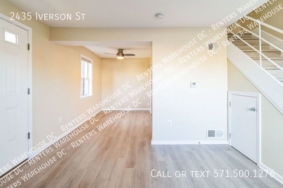 Foto principal - Move-in ready 2-level, 2Bd/1Bth end-of-row...