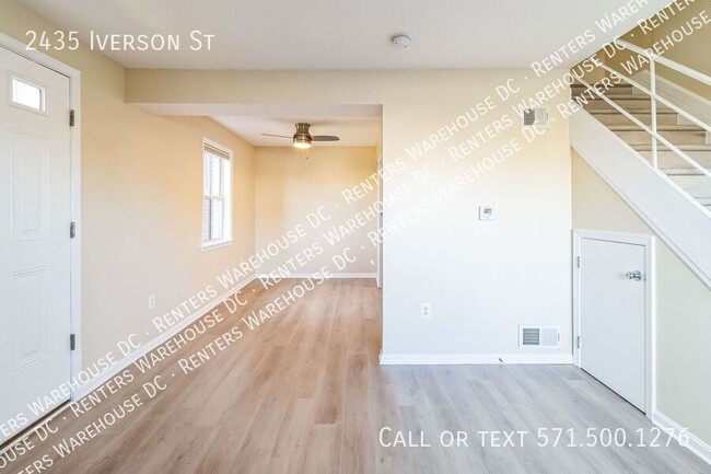 Foto del edificio - Move-in ready 2-level, 2Bd/1Bth end-of-row...