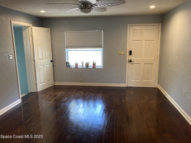 Building Photo - 933 S Tropical Trail