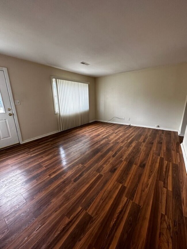 Foto del edificio - 4 bedroom 1 bath - available now! (1/2 off...