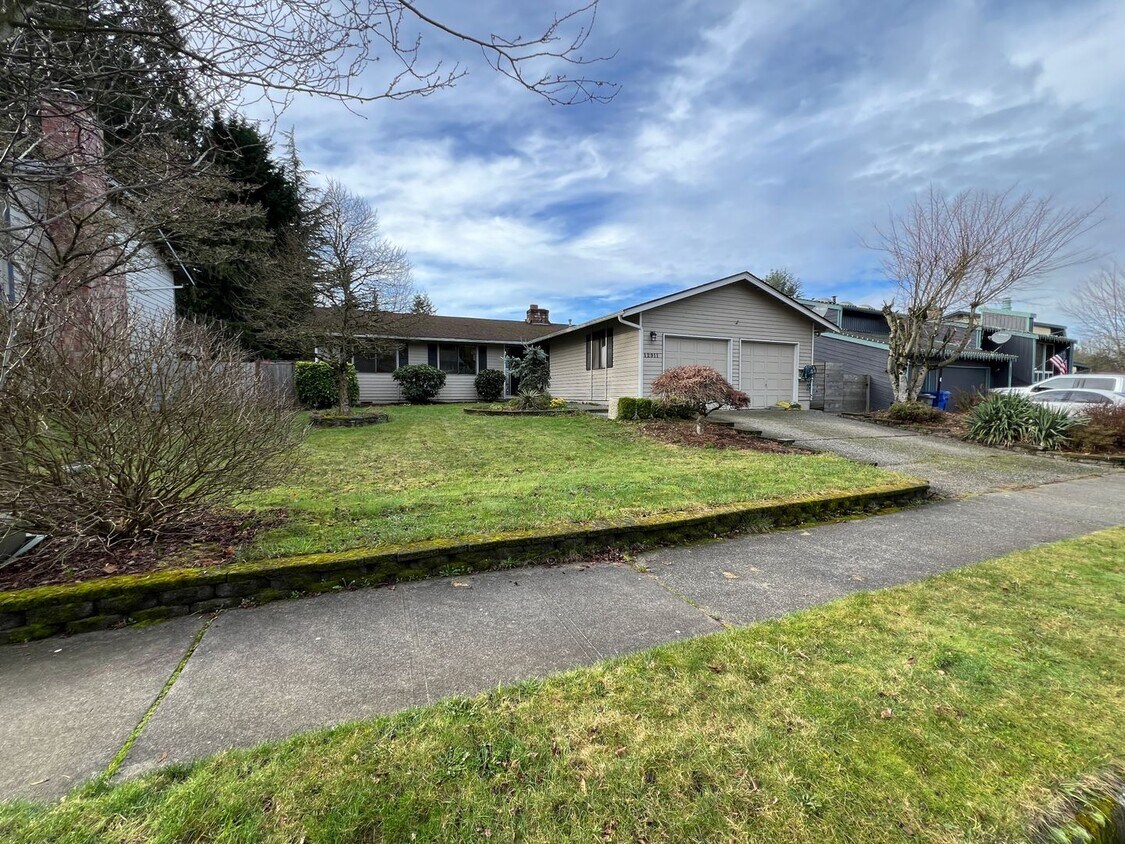 Primary Photo - Charming 3-bedroom, 1.75-bathroom home loc...
