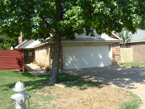 Building Photo - 10622 Tall Oak Dr