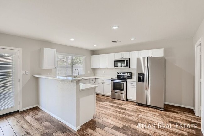 Building Photo - $500 Off Move-In Costs and 6 WEEKS FREE RE...