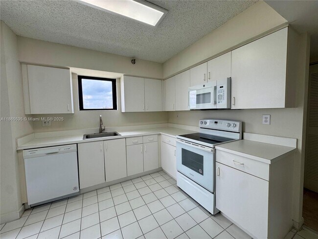Foto del edificio - 3300 NE 191st St