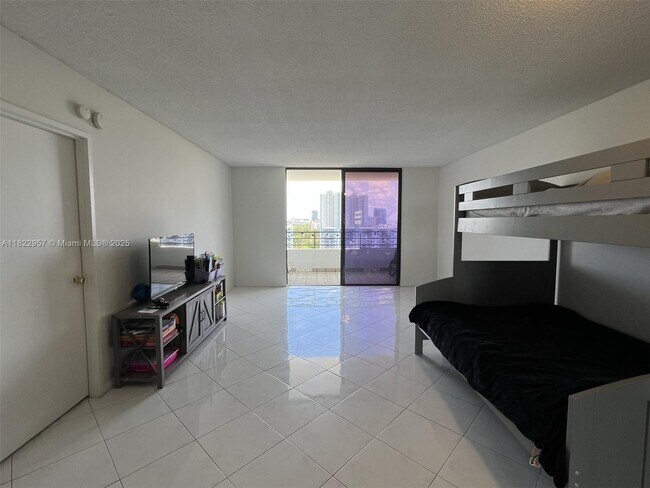 Foto del edificio - 500 Three Islands Boulevard