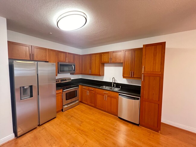 Building Photo - SPACIOUS 1 BEDROOM UNIT IS LOCATED IN THE ...