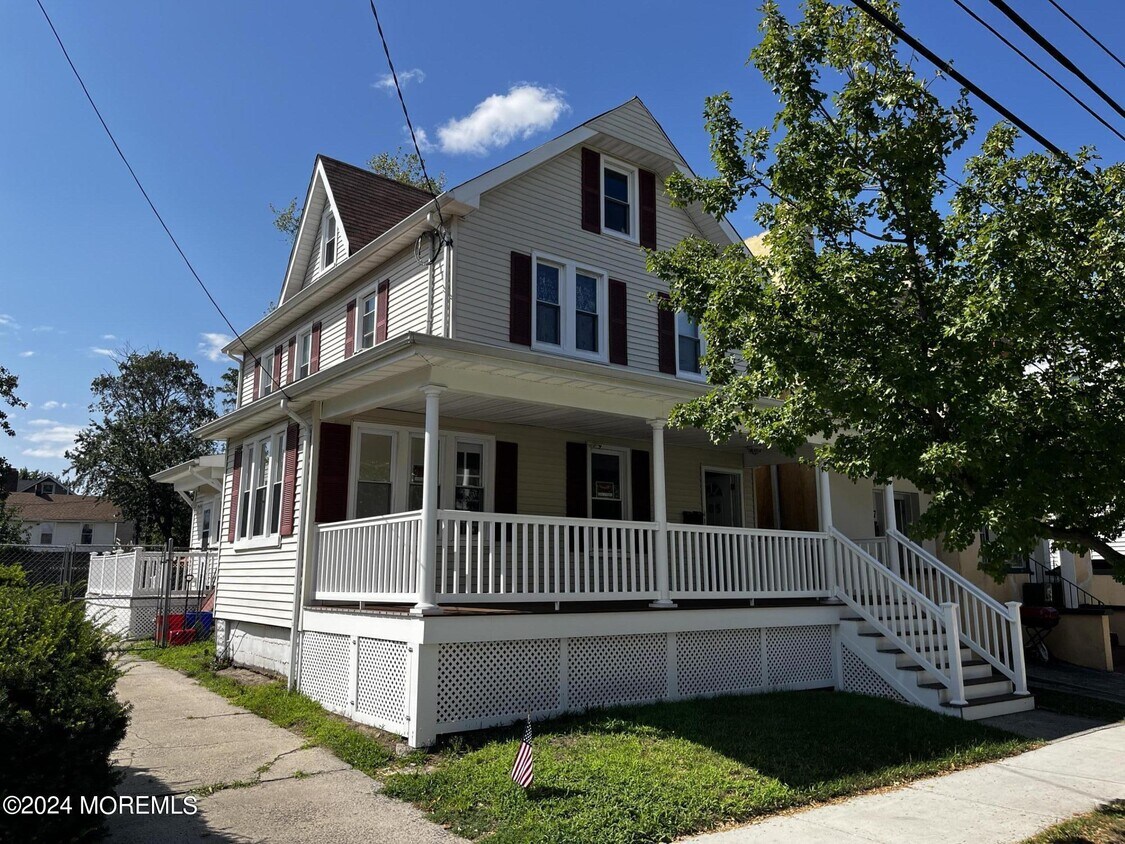Primary Photo - 805 Bond St
