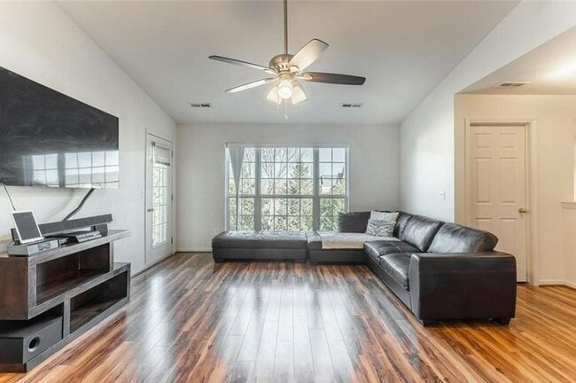 Building Photo - GORGEOUS COMMERCE TOWNSHIP 2 BED/2 BATH MO...