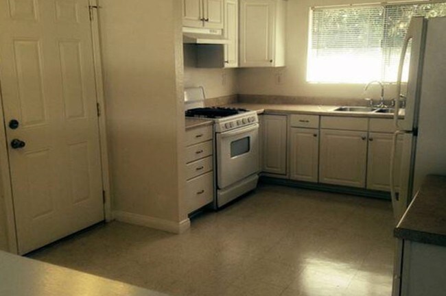 Interior Photo - 1252-1256 Marline Ave