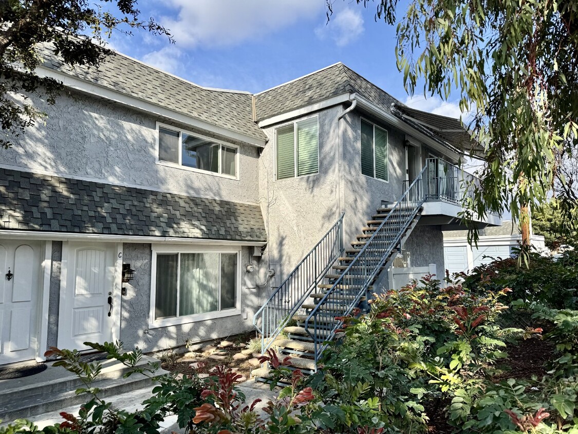 Foto principal - 2-Bedroom Condo in a Central Anaheim Location