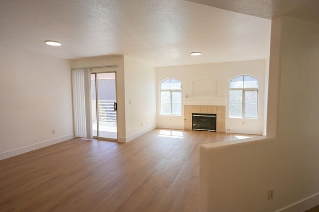 Foto del edificio - Beautifully Updated 2-Bedroom Condo in a Gated Community