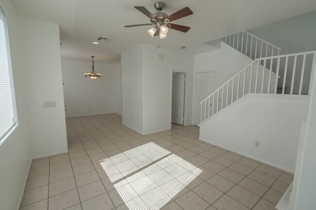 Building Photo - 2 Bedroom Condo for Rent in Canyon Country!