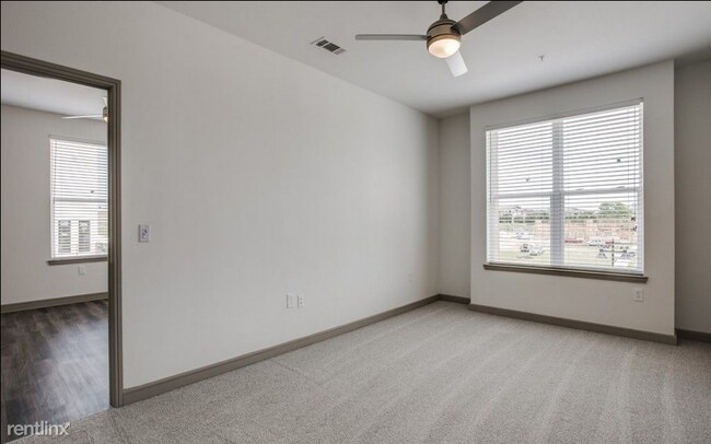 Foto del edificio - 1 br, 1 bath Flat - 6801 Harry Hines Blvd