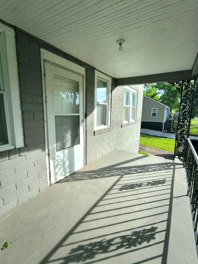 Building Photo - Charming 2br/1ba house near downtown