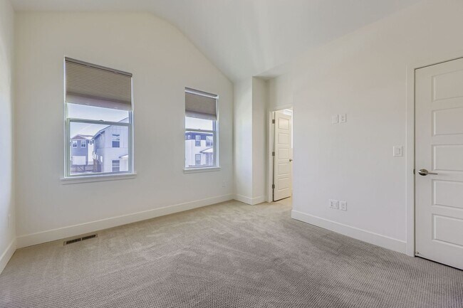 Building Photo - 3 BED/3 BATH TOWNHOME AVAILABLE NOW!