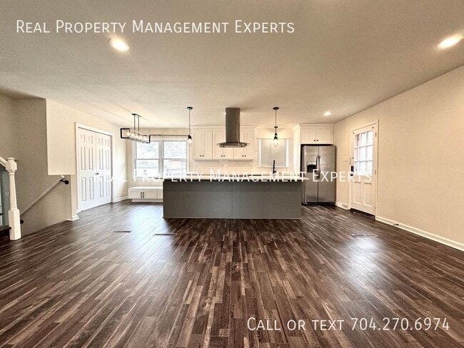 Building Photo - 900 Tally Ho Ct