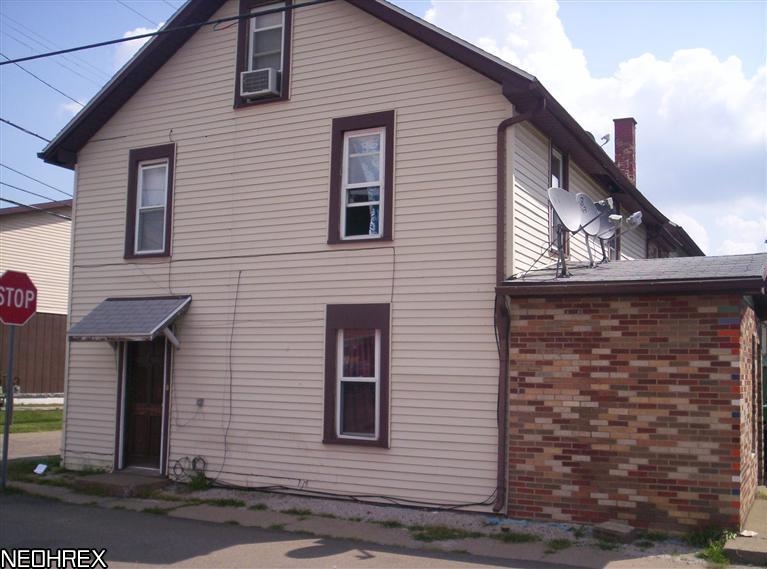 Building Photo - 225 1st Dr NE