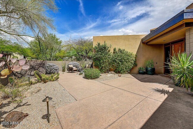 Building Photo - 10687 E Fernwood Ln