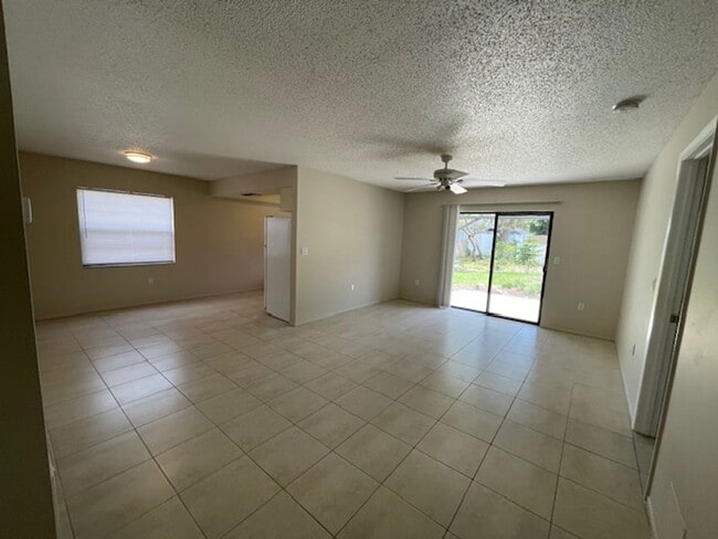 Foto del edificio - Open and bright 2/2 with garage