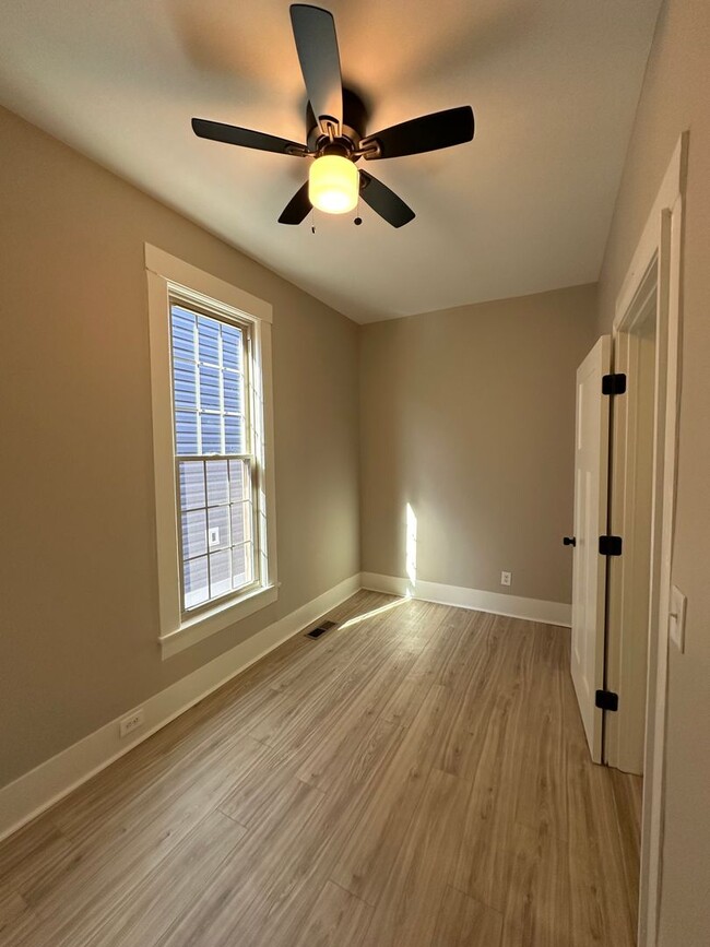 Foto del edificio - NEWLY RENOVATED 3BR/1BA HOME IN NEW ALBANY!