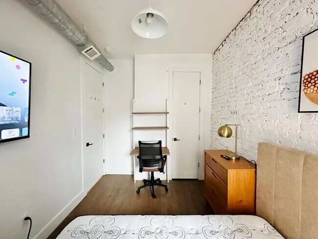 Foto del edificio - Furnished room/NOT APARTMENT