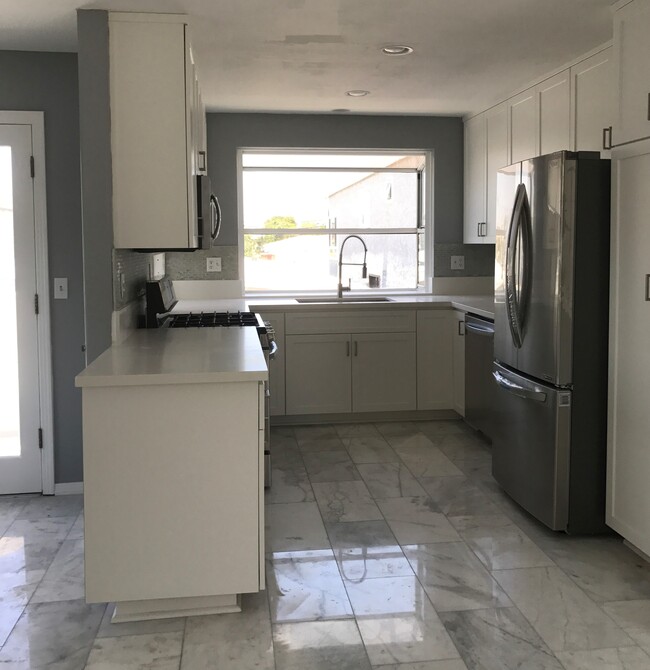 Eat In Kitchen w/ Family Rm - 1129 2nd St