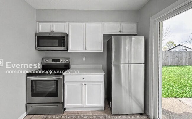 Foto del edificio - 3 Bed, 2 Bath Home with Fenced Yard & Garage / Pet-Friendly / Available Now!