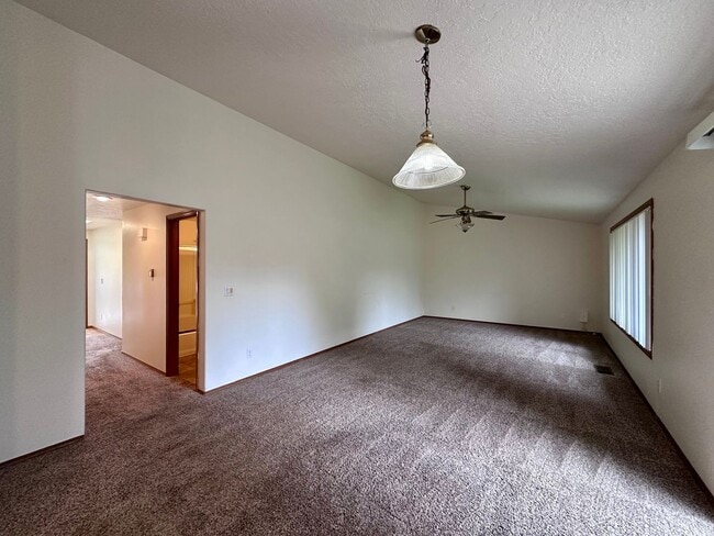 Building Photo - Adorable and Spacious!! Troutdale Duplex in Cul-de-sac!!