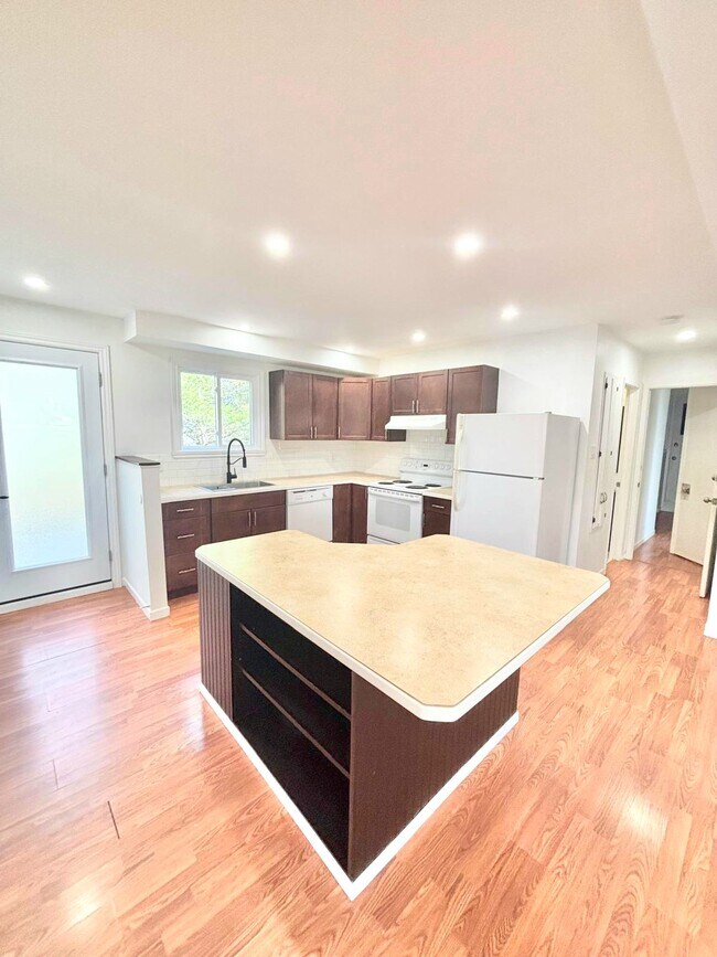 Photo du bâtiment - Spacious 1-Bedroom Apartment for Rent - Available December 1st